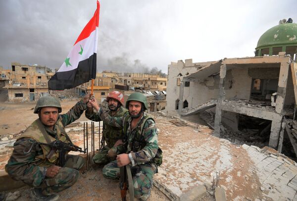 シリア国旗を掲げてパルミラ解放を喜ぶシリア軍兵士ら - Sputnik 日本