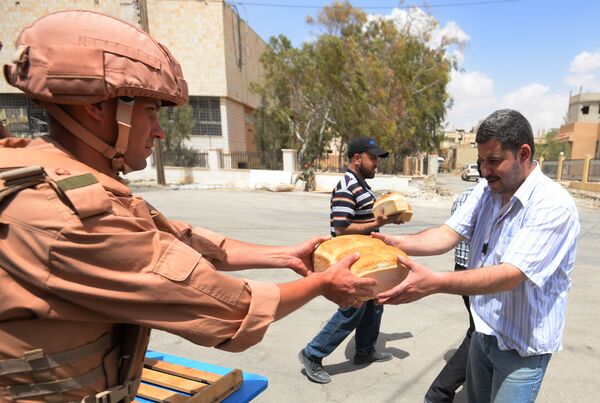 パルミラの住民にパンを配給するロシア軍兵士 - Sputnik 日本