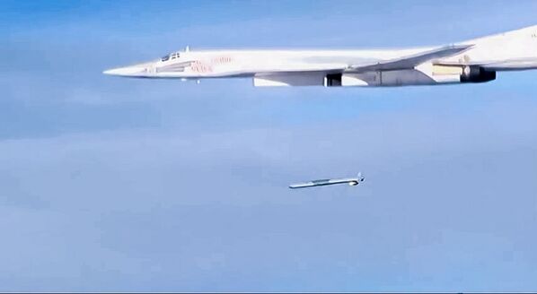 シリアにあるダーイシュのインフラ施設に向けて巡航ミサイル「Ｋｈ－１０１」を発射するロシア航空宇宙軍の戦略爆撃機「Ｔｕ－１６０（ツポレフ１６０）」 - Sputnik 日本