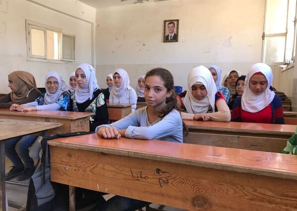 シリア北東部デリゾールの女子校でロシア語の授業を受ける生徒ら - Sputnik 日本