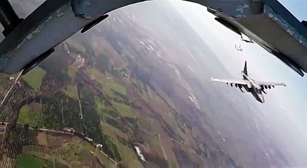 シリアの戦闘機「ＭｉＧ－２９（ミグ２９）」に伴われてフメイミム空軍基地から戦闘行動を行うロシアのＳｕ－２５ - Sputnik 日本