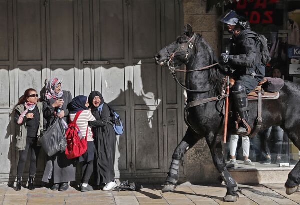 東エルサレムでイスラエルの武装した警察官を前に驚く女性ら - Sputnik 日本