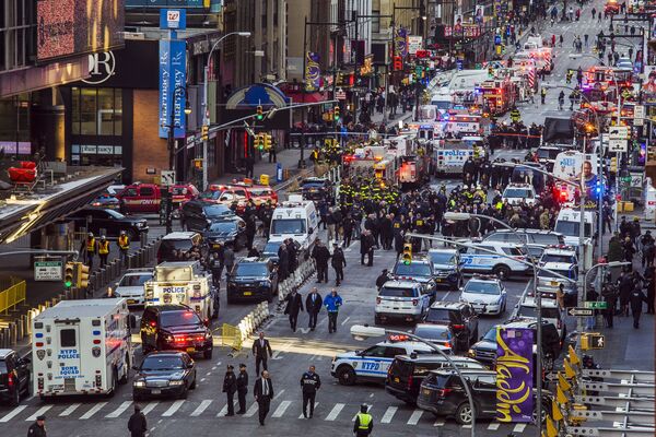 ニューヨークのタイムズスクエア近くで爆弾テロ後、作業に当たる治安機関職員ら - Sputnik 日本