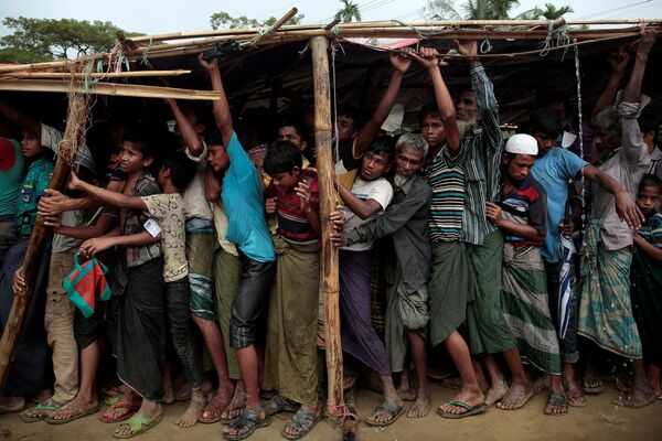 バングラデシュ・バルハリのキャンプで毛布を求めて列に並ぶロヒンギャの難民 - Sputnik 日本