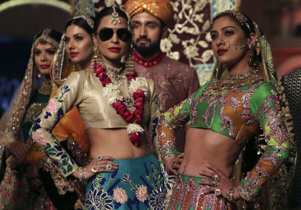 パキスタン北部ラホールで開かれた「Pantene Hum Bridal Couture Week」でコレクション「Ali Xeeshan」を披露するモデルら - Sputnik 日本