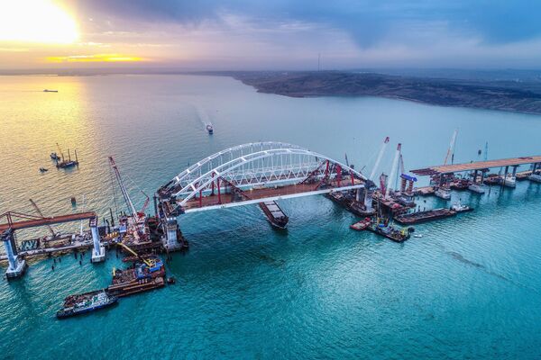 ロシア・ケルチ海峡で建設される「クリミア橋」の自動車・鉄道区間のアーチ - Sputnik 日本