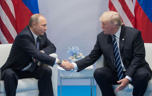独ハンブルクでのＧ２０サミットにあわせて会談するロシアのプーチン大統領とトランプ米大統領 - Sputnik 日本