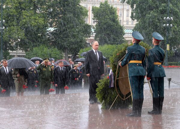 無名戦士の墓の献花式に出席するロシアのプーチン大統領とメドベージェフ首相 - Sputnik 日本