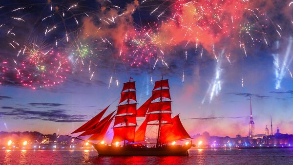 学校卒業を祝うサンクトペテルブルクの祝日「赤い帆」の花火のもと、赤い帆を揚げて進むスウェーデンの帆船「Tre Kronor」 - Sputnik 日本