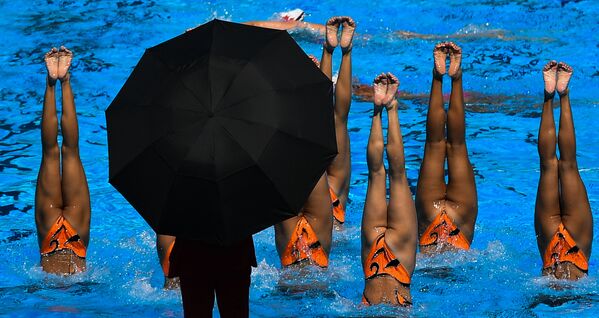 世界水泳選手権のシンクロナイズドスイミング・チームテクニカル決勝でウォーミングアップをする朝鮮民主主義人民共和国（北朝鮮）の代表選手たち - Sputnik 日本