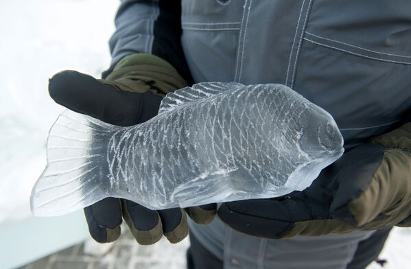 氷の彫刻「金の魚」を持つイベント参加者 - Sputnik 日本
