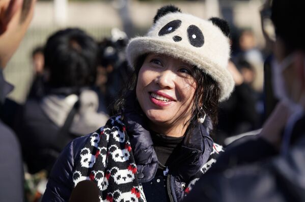 上野動物園でパンダ柄服の女性 - Sputnik 日本