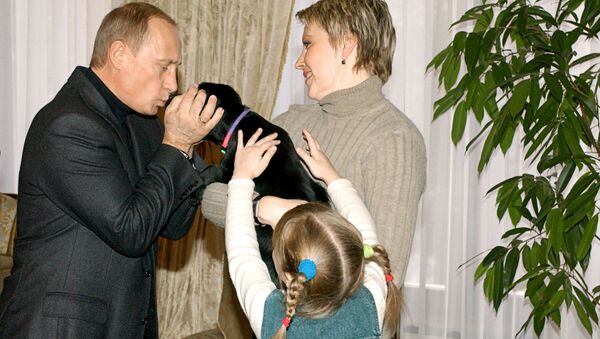 スモレンスクに住む６歳の少女カーチャちゃんにプレゼントした自身の愛犬コニーの子供とお別れするプーチン大統領。２００４年 - Sputnik 日本