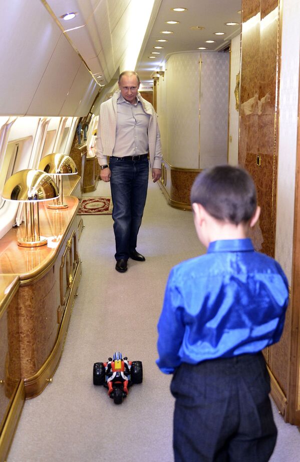 極東で発生した洪水処理作業の際にハバロフスクで死亡したバイル・バンザラクツァエフ伍長の息子とラジオコンで遊ぶプーチン大統領。２０１３年 - Sputnik 日本