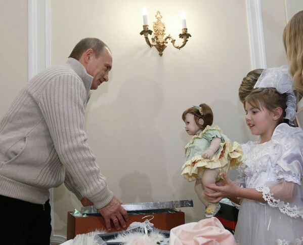 モスクワ・クレムリンでの子供向けの新年のイベントに招待した９歳のダーシャ・ヴァルフォロメエワちゃんと面会するプーチン大統領。２００８年 - Sputnik 日本