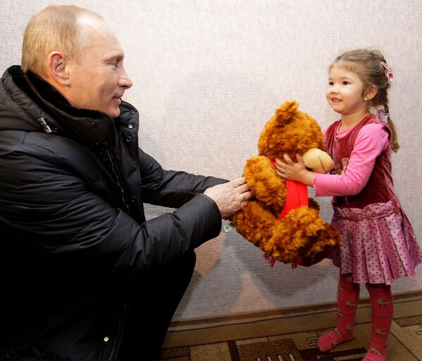 クラスノダール地方で少女にクマのぬいぐるみをプレゼントするプーチン大統領。２０１１年 - Sputnik 日本