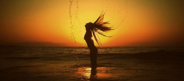 泳いでいる女性 泳いでいる女性 - Sputnik 日本