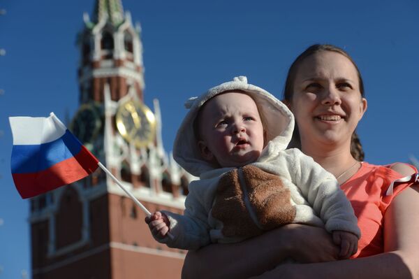 「ロシアの日」に合わせてモスクワの赤の広場で催されたコンサート「ルーシからロシアまで」を楽しむ観客達。 - Sputnik 日本
