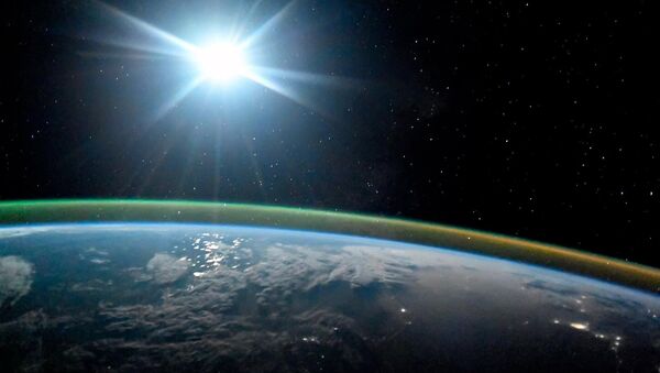 Ночная планета Земля в лунном свете и сиянии Авроры - Sputnik 日本