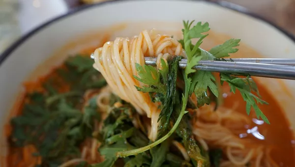 中国のシェフが、針穴に通せるほど細い麺をつくる【写真】