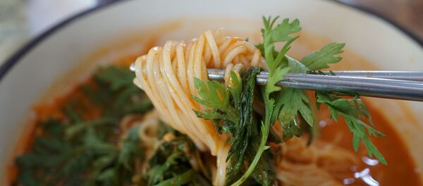 中国のシェフが、針穴に通せるほど細い麺をつくる【写真】 - Sputnik 日本