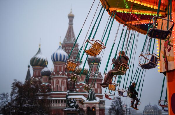 モスクワ赤の広場のアトラクションで遊ぶ子どもたち - Sputnik 日本
