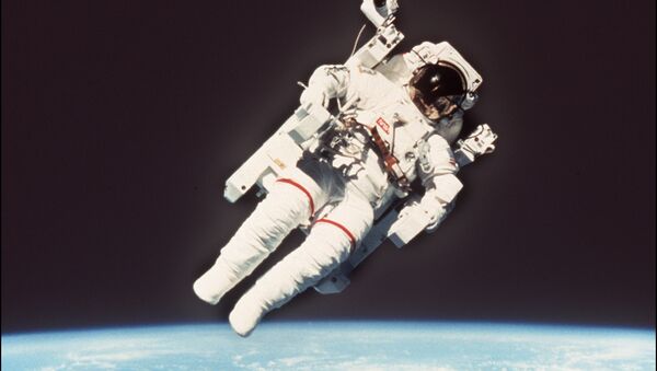 人類初の命綱なしの宇宙遊泳を行ったことで有名なNASAの宇宙飛行士、ブルース・マッカンドレス2世さん - Sputnik 日本