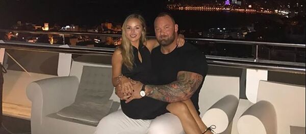 『ゲーム・オブ・スローンズ』の巨人が自分の半分くらいのカワイ子ちゃんをゲット！ - Sputnik 日本