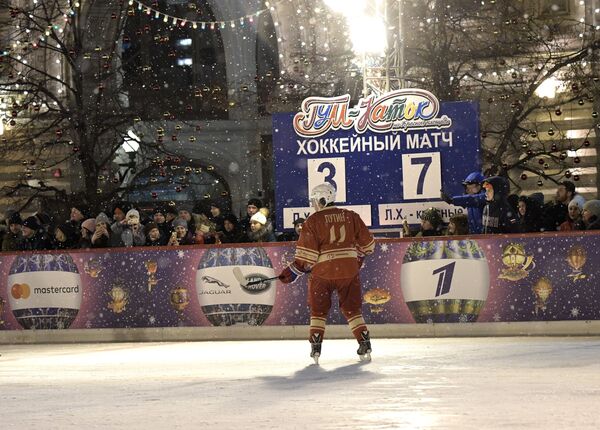 グム百貨店前のリンクでのナイトアイスホッケー・リーグでプレーするプーチン大統領 - Sputnik 日本