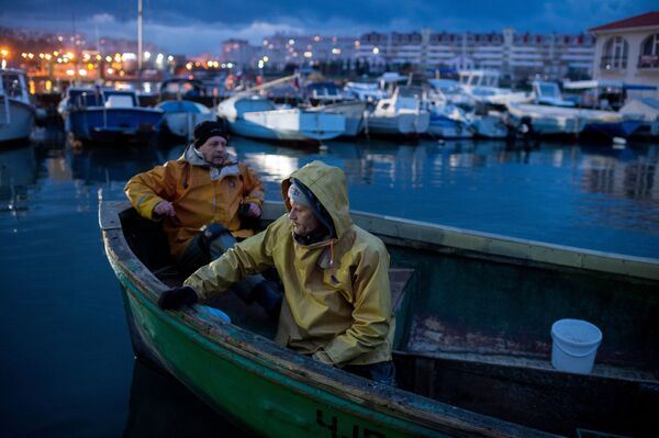 黒海セヴァストポリの岸辺で海釣りに興じる釣り人たち - Sputnik 日本