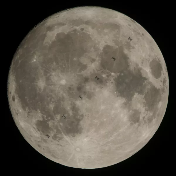 12月2日に観測された国際宇宙ステーション(ISS)の月面通過 12月2日に観測された国際宇宙ステーション(ISS)の月面通過 - Sputnik 日本