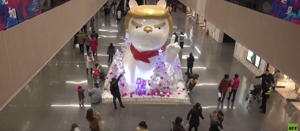 トランプ大統領の髪形をした巨大な犬の人形 - Sputnik 日本