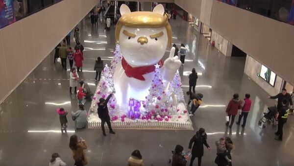 トランプ大統領の髪形をした巨大な犬の人形 - Sputnik 日本
