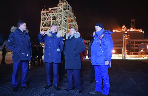 初出荷の記念式典に参加したプーチン大統領。極寒の中、積込作業を見守った 初出荷の記念式典に参加したプーチン大統領。極寒の中、積込作業を見守った - Sputnik 日本