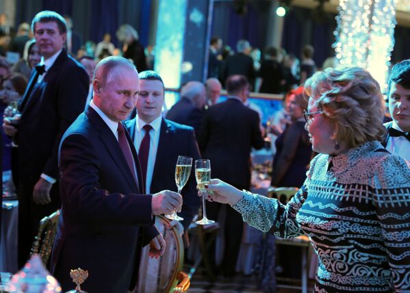 クレムリンで開かれた新年記念パーティーに出席したプーチン大統領とワレンチナ・マトヴィエンコ上院議長 - Sputnik 日本