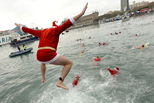 スペイン・バルセロナのクリスマス恒例水泳レース「ナダル杯」に参加するサンタコスチュームを着た男性 - Sputnik 日本