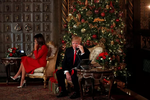 トランプ米大統領夫妻がサンタを追跡するクリスマス恒例行事「NORAD Santa Tracker」の一環で子供たちと電話で会話する トランプ米大統領夫妻がサンタを追跡するクリスマス恒例行事「NORAD Santa Tracker」の一環で子供たちと電話で会話する - Sputnik 日本