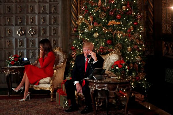 トランプ米大統領夫妻がサンタを追跡するクリスマス恒例行事「NORAD Santa Tracker」の一環で子供たちと電話で会話する - Sputnik 日本