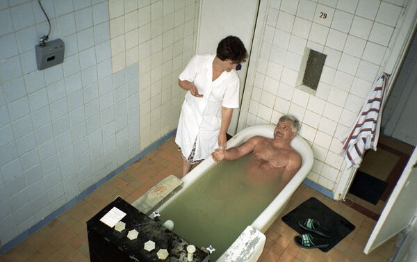 水治療専門コンプレックスで治療を受ける男性（１９９６年８月） - Sputnik 日本