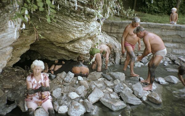 硫化水素泉に入る人々（１９９６年８月） - Sputnik 日本