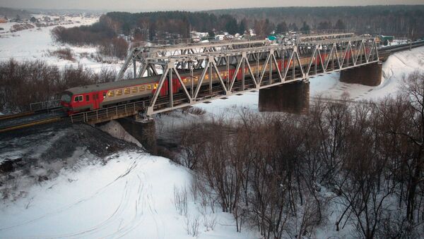 Электропоезд следует по одному из ответвлений Транссибирской железнодорожной магистрали вблизи Новосибирска - Sputnik 日本