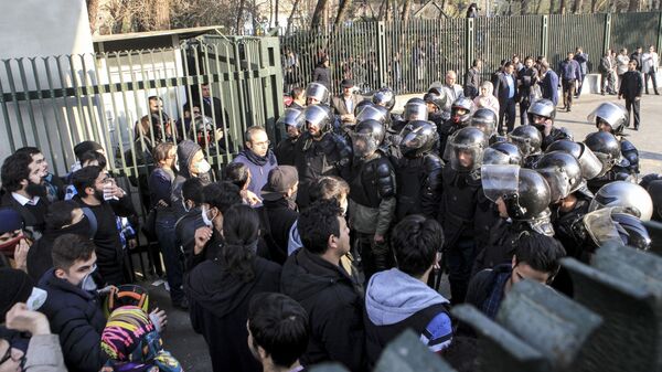 イランで抗議の波　「間違った」ヒジャブが原因で女性が死亡 - Sputnik 日本