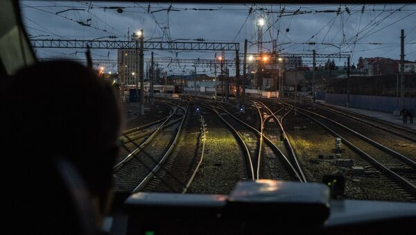 Машинист в кабине первого пассажирского поезда в объезд Украины - Sputnik 日本
