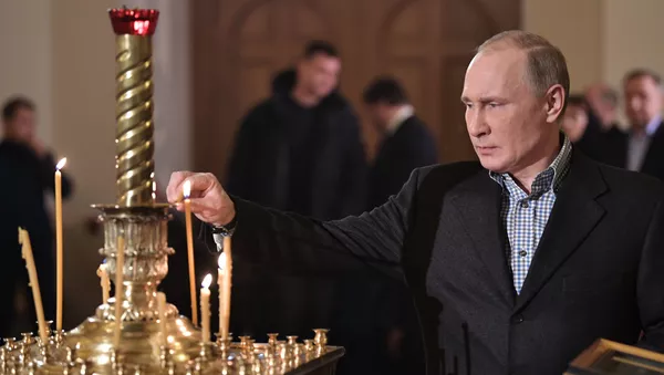 Президент РФ Владимир Путин во время Рождественского богослужения в церкви святых и праведных Симеона Богоприимца и Анны Пророчицы в Санкт-Петербурге - Sputnik 日本