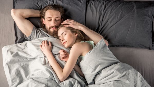 Молодая пара в постели - Sputnik 日本