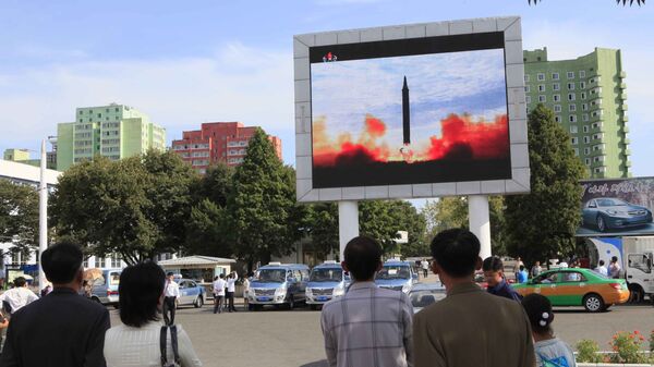 華城12号弾道ミサイル発射のニュースを見守る平壌の通行人たち - Sputnik 日本
