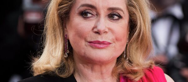 著名な仏女性１００人、「女性に言い寄る」男性の権利を主張 - Sputnik 日本