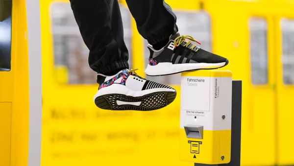 Кроссовки EQT Support 93 / Berlin от Adidas со встроенным проездным на метро