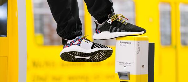 Кроссовки EQT Support 93 / Berlin от Adidas со встроенным проездным на метро - Sputnik 日本