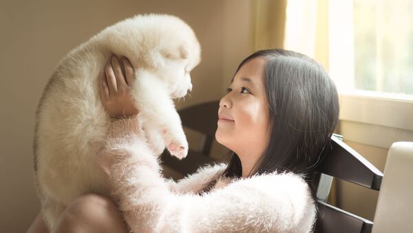 Маленькая азиатская девочка с щенком - Sputnik 日本